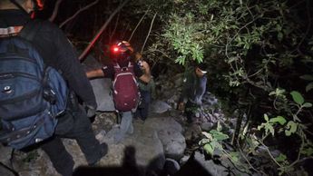 Rescatistas y pareja en su descenso por el Cerro de la Silla en Guadalupe. | Cortesía