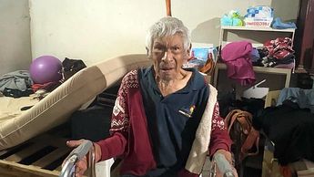 El hombre de la tercera edad tiene hijos que están fuera de la ciudad
