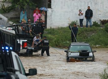 se apoyó a las familias para ponerse a salvo después del estancamiento de las doce unidades de carros debido a los escurrimientos en las vialidades.