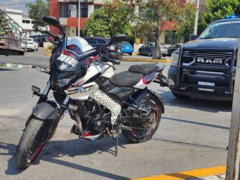 Motocicleta blanca con negro de la marca Pulsar asegurada por la Policía de Monterrey. | Agustín Martínez