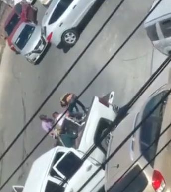 Los vehículos que presenciaron el secuestro continuaron su camino.