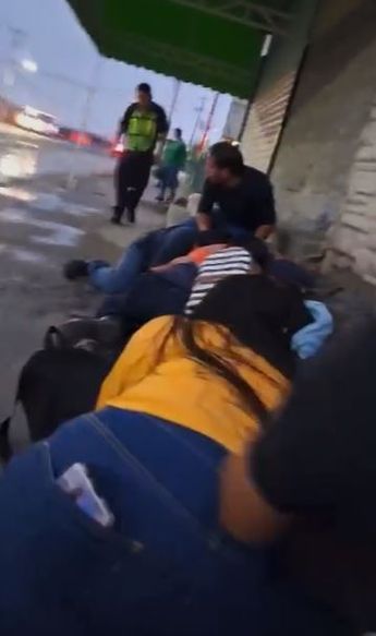 Personas tiradas pecho tierra durante el ataque a policías de El Carmen. | Cortesía