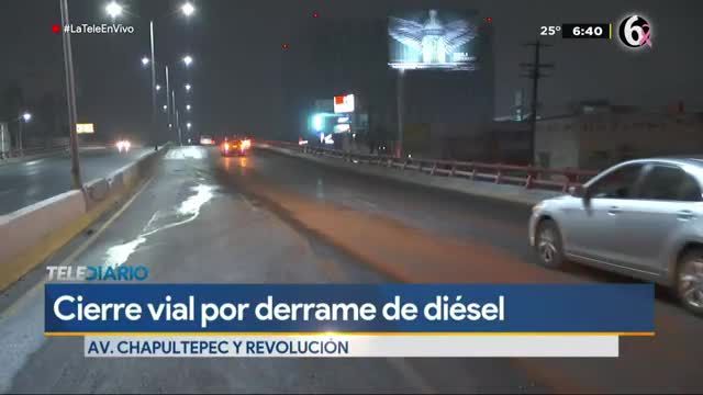 Cierran carriles en avenida Revolución por derrame de aceite tras accidente 