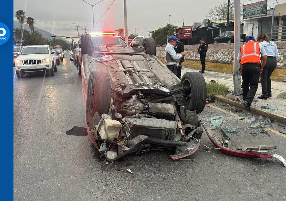 Conductor vuelca en avenida Solidaridad en Monterrey. | Pedro Delgado
