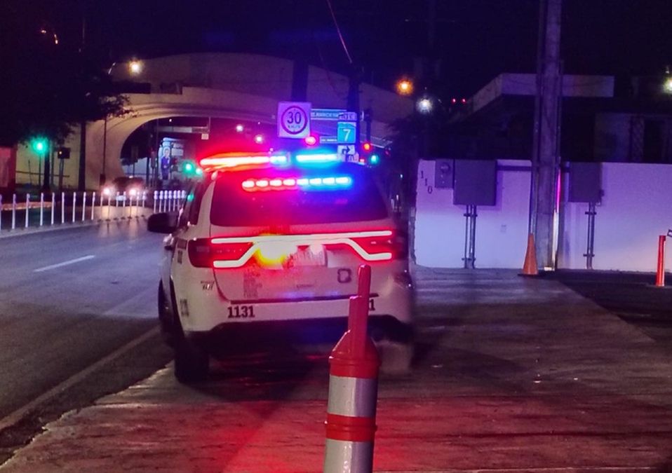 Elementos de la policía municipal de San Pedro arribaron al sitio de la riña. | Agustín Martínez