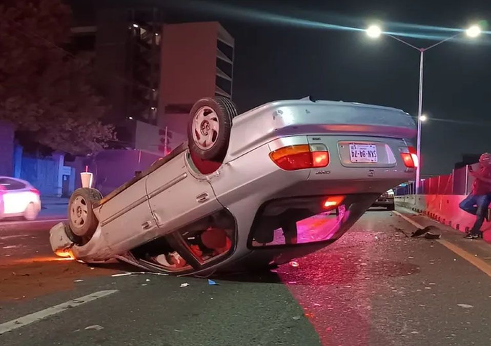 Jóvenes resultan lesionados tras volcar su auto en la Carretera Nacional