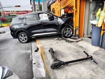 La camioneta también chocó contra un patín eléctrico que se encontraba en la banqueta. | Agustín Martínez