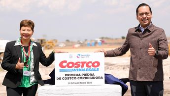 El alcalde Chepe Guerrero colocó la primera piedra del Costco sucursal Corregidora. | Cortesía.