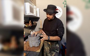 El chef Micky Araujo prepara un comida en su cocina / David Melendez