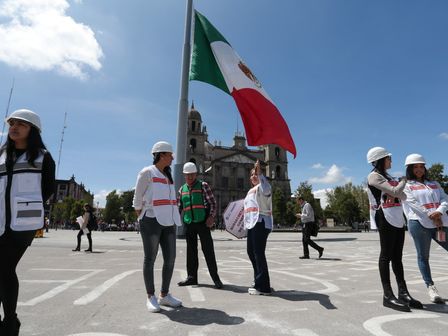 La plancha del Zócalo sirve como punto de reunión ante un sismo | Cuartoscuro