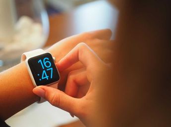 Los dispositivos digitales pueden actualizarse automáticamente, según la configuración y la ubicación del usuario.