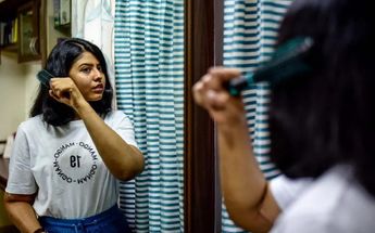 Shreya Siddanagowda adaptándose a sus nuevos brazos / Agencia AFP