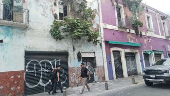 Casona abandonada en Puebla comienza a dañarse en su fachada y a nacerle vegetación / Angélica Tenahua