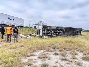 El chofer del tráiler fue trasladado a un hospital tras el accidente. | Agustín Martínez