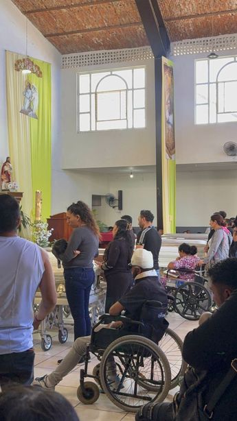 Comunidad de Lomas del Cuatro en Tlaquepaque ofrece misa por las víctimas del accidente en Amatlán de Cañas | Fátima Briceño