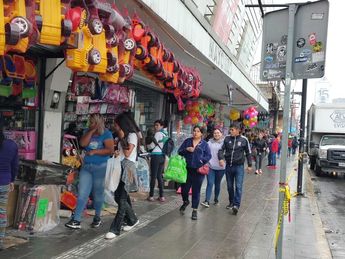 Diversos locales exhiben una gran cantidad de mercancías. | Agustín Martínez