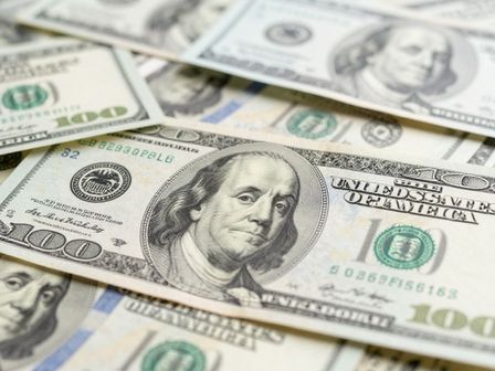 El precio del dólar en México suele variar durante el día. | Magnific
