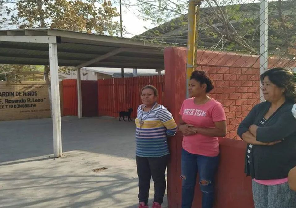 Protestan por cierre de turno vespertino en jardín de niños en Apodaca