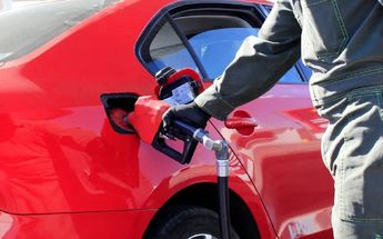 Un trabajador de gasolinera carga un auto con gasolina / Andrés Lobato