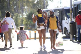 Mujeres haitianas realizan actividades afuera del albergue en Xonaca / Andrés Lobato