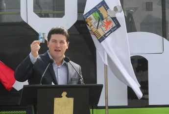 Samuel García durante un acto público para presentar los nuevos camiones para el transporte público. | Leonel Rocha