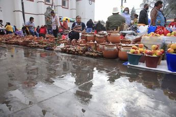 Una mujer acudió al mercado del trueque para ofrecer ollas de barro / Andrés Lobato