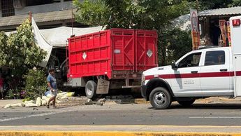 El accidente dejó daños materiales en varios locales instalados junto a la carretera federal. | Redes sociales.