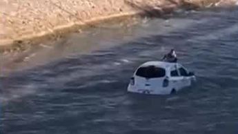 Conductor sobrevive tras caer al Canal Sacramento en Gómez Palacio