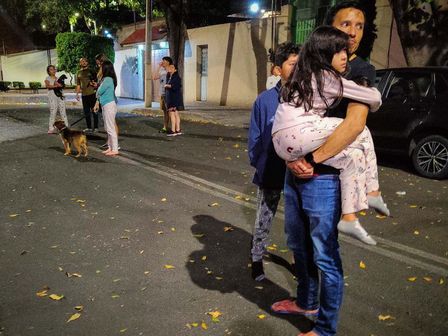 Las familias se reúnen en las calles ante la activación de la Alerta Sísmica | Cuartoscuro