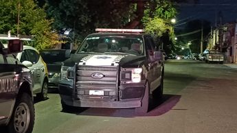 Patrulla de la Policía de Guadalajara en el lugar donde el hombre los atacó a disparos | Vicente Torres Alfaro