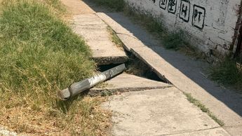 Banqueta destruida en Lomas de San Eugenio en Guadalajara | Roberto Hurtado