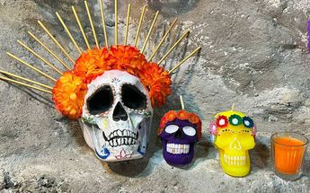 Familia crea velas para Día de Muertos / César García