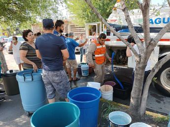 Piperos hacen labor titánica para abastecer de agua por crisis en NL / Erik Solheim Rocha
