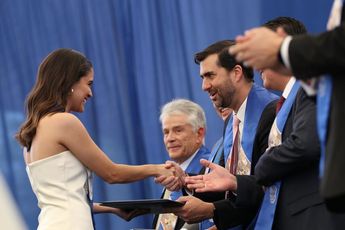 Juan Pablo Murra entregando un título a una estudiante en su calidad de rector de profesional y posgrado en el Tec de Monterrey. | Cortesía