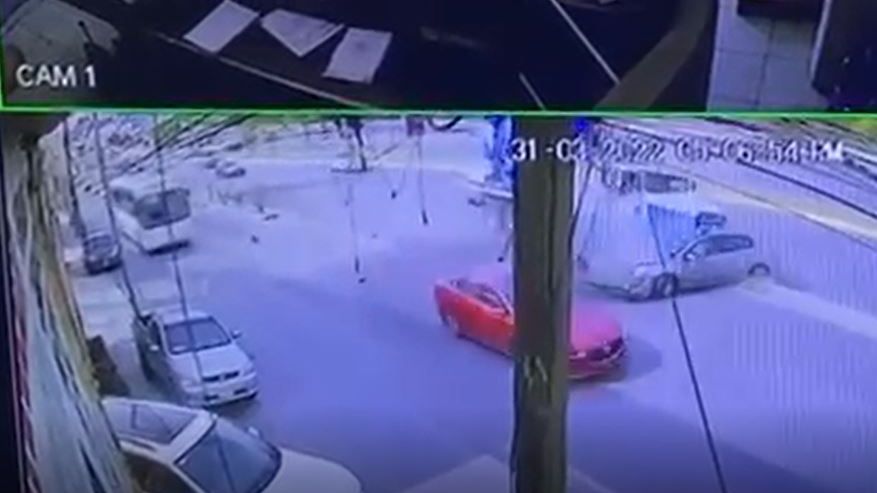 VIDEO: Así fue el choque de auto con camión de carga en avenida Eloy Cavazos