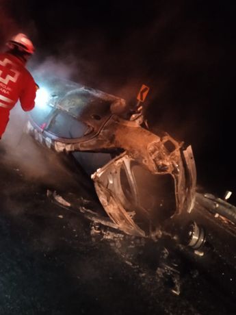 El automóvil, modelo Stratus, quedó totalmente calcinado.