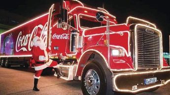 Santa Claus con un trailer de Coca Cola