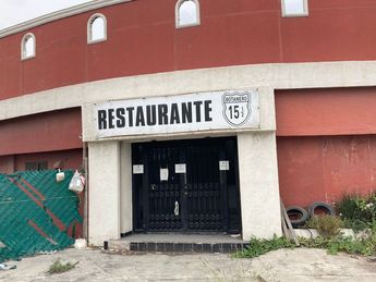 Entrada del restaurante con sellos de la Fiscalía General de la República.
