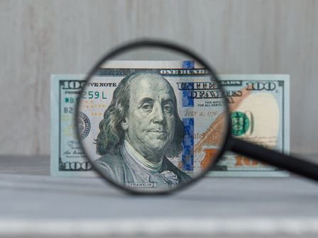 El peso mexicano se mantiene alrededor de los 17.00 puntos por dólar.