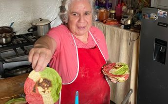 A lo largo de los años, la familia Estrada González ha incorporado otros platillos, entre ellos sopes tricolor y Chiles en Nogada | Monserrat Mata