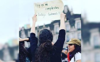 Alejandra participando en una marcha del 8 de marzo / A quién corresponda