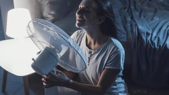 No debes de colocar el ventilador directamente en tu cara o pecho | iStock