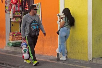 La presencia de trabajadoras sexuales cerca del zócalo de Puebla ha llamado la atención de clientes / Melanie Torres