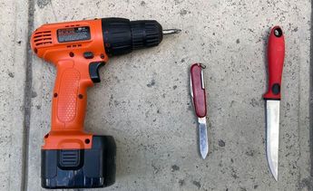 Armas blancas con las que el detenido presuntamente amenazó a su tío. | Cortesía