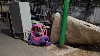 Pertenencias de la inquilina en la calle / Vicente Torres
