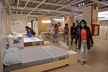 Personas recorren la tienda IKEA en Puebla durante su inauguración / Melanie Torres