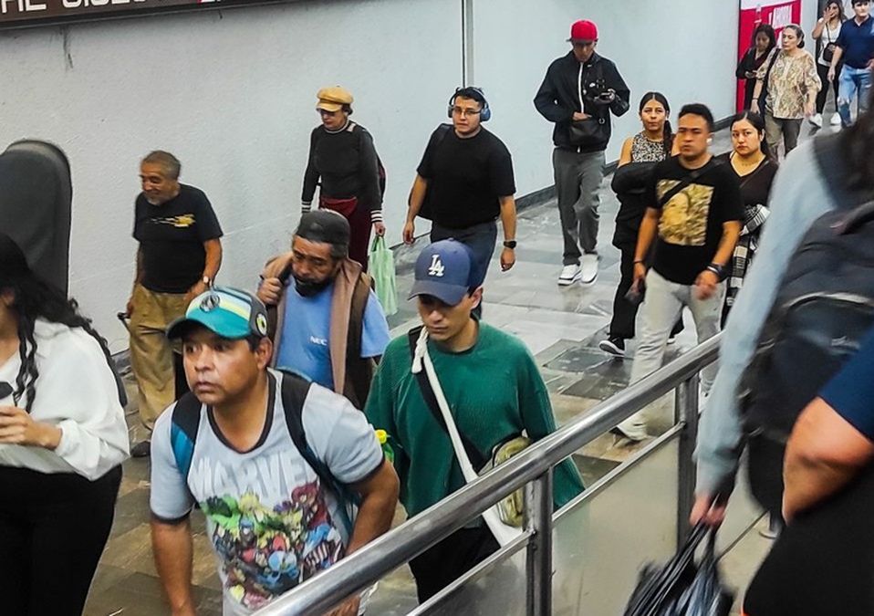 Varias personas resultaron lesionadas luego de caer por unas escaleras eléctricas de la Línea 9 del Metro CdMx. / Cuartoscuro