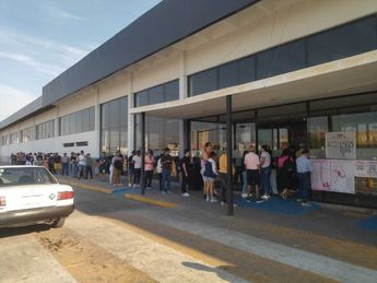 En la casilla especial ubicada en la Central de Autobuses de Torreón, se puede apreciar una larga fila de ciudadanos