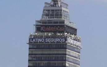 Torre Latino coloca mensaje invitando a la población a quedarse en casa