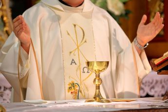 Se hace una investigación y se le envía al Papa, quien envía un documento al Obispo de la Diócesis para la autorización./ Milenio